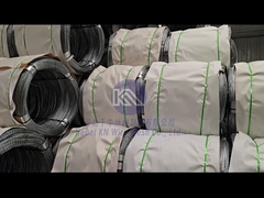 Un atelier de fil de rasoir et un regard attentif sur le produit