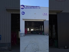 La perspective à la première personne vous emmène voir l'assemblage de la barrière défensive.