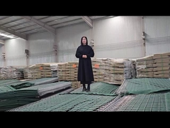 Quatorze conteneurs de barrières défensives