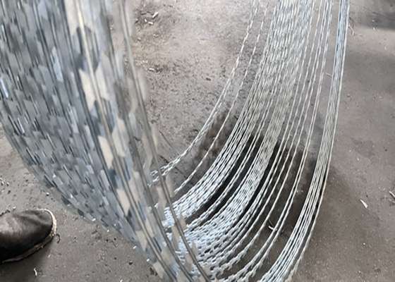 Nouveau type de filet de protection en bobine diamètre fil barbelé rasoir pour les installations de sécurité
