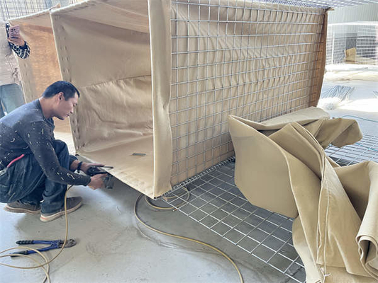 Barrière de défense galvanisée Galfan soudé Gabion revêtu de tissu géotextile pour le contrôle des inondations