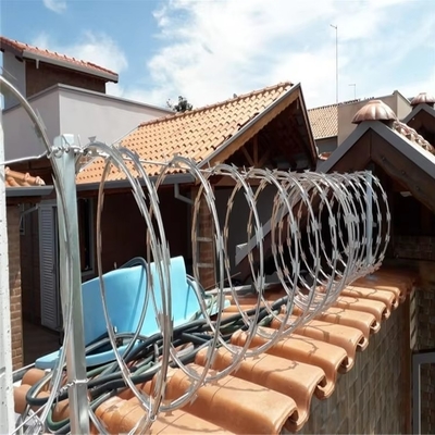 90cm CBT-65 Concertina en acier inoxydable fil barbelé rasoir pour la clôture de protection de l'aéroport