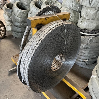 Vente en gros de rouleaux de fil barbelé galvanisé à chaud à l'aide d'une clôture à chaîne