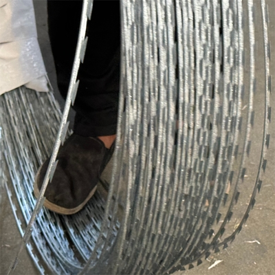 Fabrique directe à chaud plongée en acier galvanisé filet de fil de fer de clôture résistant à la rouille fil barbelé BTO-22 pour la sécurité pour les prisons