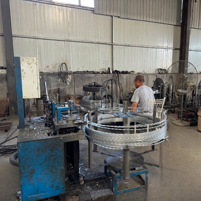 Vente à chaud en acier inoxydable galvanisé fil barbelé longueur par rouleau en Afrique du Sud