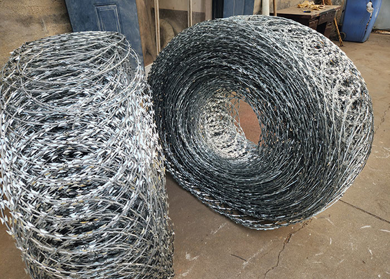 Ferme galvanisée Razor de sécurité fil barbelé rouleau de pâturage fil barbelé bobine