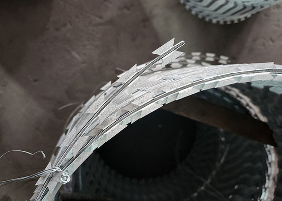 2024 KN Protéger la clôture Razor Barbed Wire Mesh 2,5 mm Au Kenya Afrique du Sud Zimbabwe