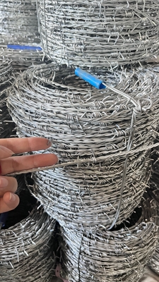 fil de fer barbelé clôture de sécurité fil de fer barbelé lame de fil de fer barbelé fil de fer barbelé galvanisé fil de fer barbelé ferme clôture fil de fer barbelé rouleaux de fil de fer barbelé pour le bétail