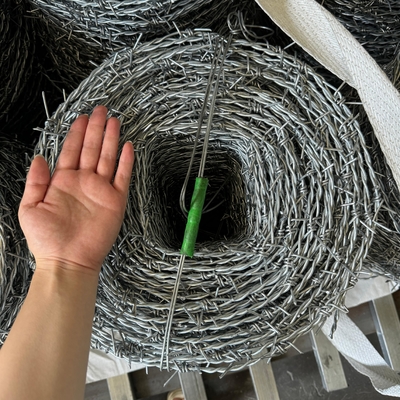 En gros, fil barbelé galvanisé à haute traction, de calibre 14 avec une distance de barbe de 3 ou 4 pouces.