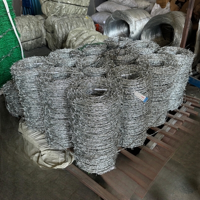 Fabrique en gros de fil barbelé pour la protection des frontières, PVC ou galvanisé anti-rouille et anti-corrosion