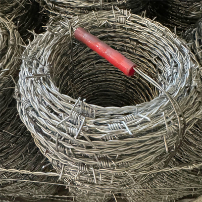 Installation personnalisée d'une bande de protection en fil de fer barbelé galvanisé à chaud pour la sécurité des prisons