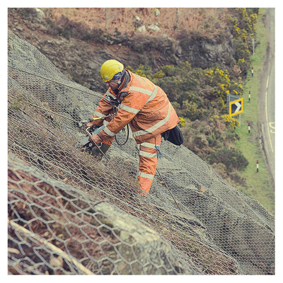 SNS galvanisée roche de chutes de charges lourdes filet de protection passive clôture en treillis en gabion avec câble
