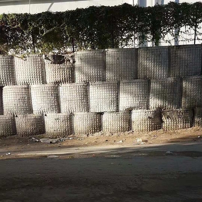 Tissu géotextile empilable revêtu de vert d'olive ou de sable de couleur soudée en fil de gabon en treillis en panier barrière militaire défensive