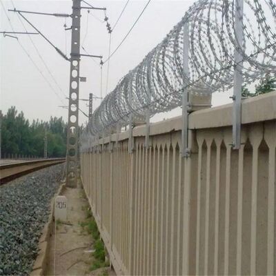 Fil barbelé à vis galvanisé à haute traction de type croisé Concertina Blade Wire pour la protection du périmètre de la prison frontalière