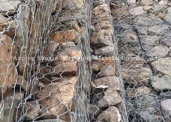 Trois hautes cages de mur de Gabion de zinc tissées par torsion